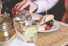 آیا آب خوردن وسط غذا باعث چاقی می شود؟