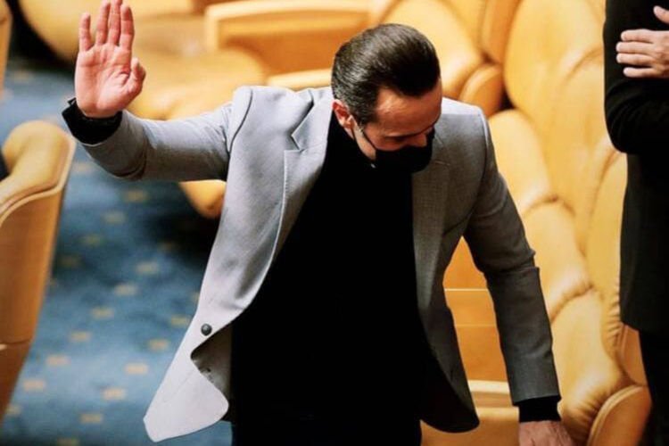 دشنه در پهلوی علی کریمی!