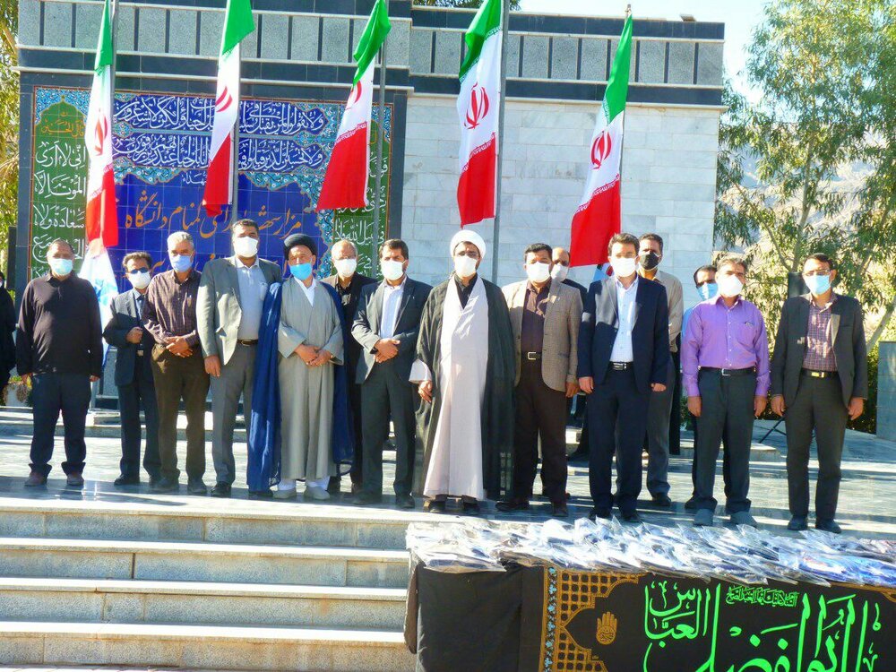 ۱۲۰ بسته لوازم‌ تحریر و ۱۰۰ دست لباس به دانش‌آموزان نیازمند اهدا شد