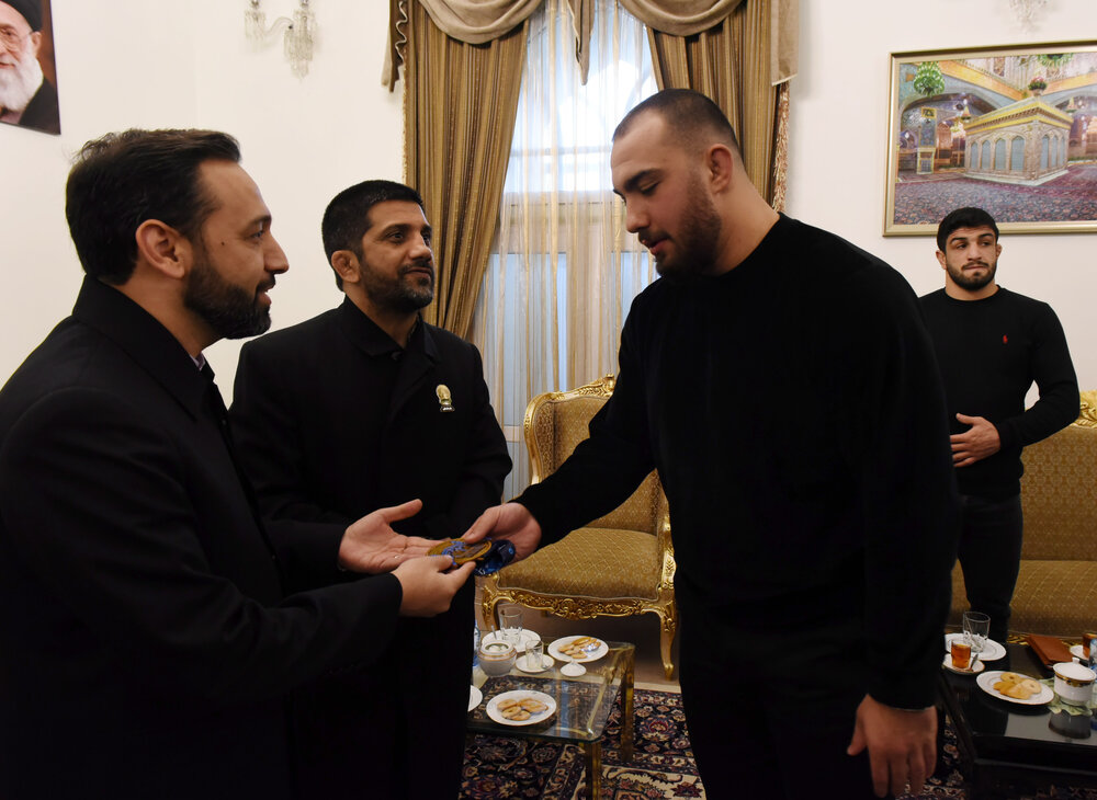 اهدای مدال طلای قهرمان کشتی جهان به موزه امام رضا(ع)