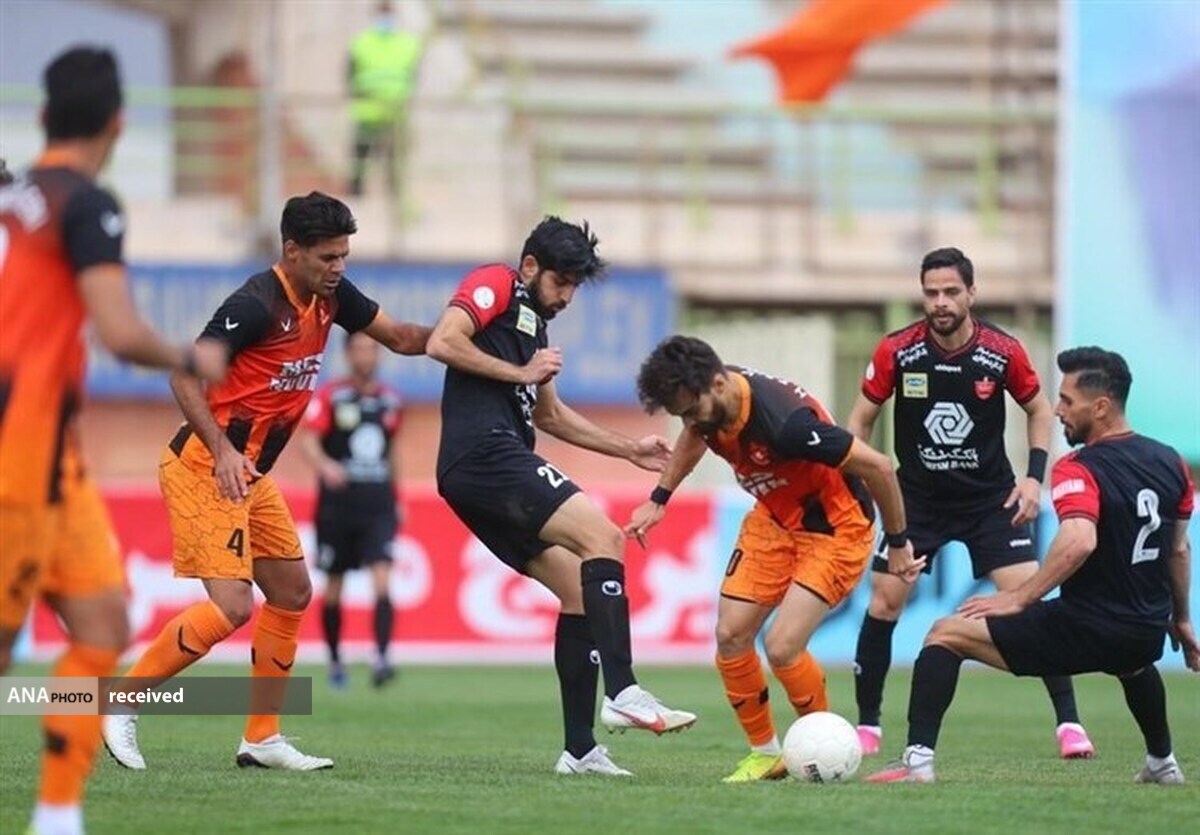 اعتراض پرسپولیس به زمین خشک و پرتاب گاز اشک آور در ورزشگاه!+فیلم