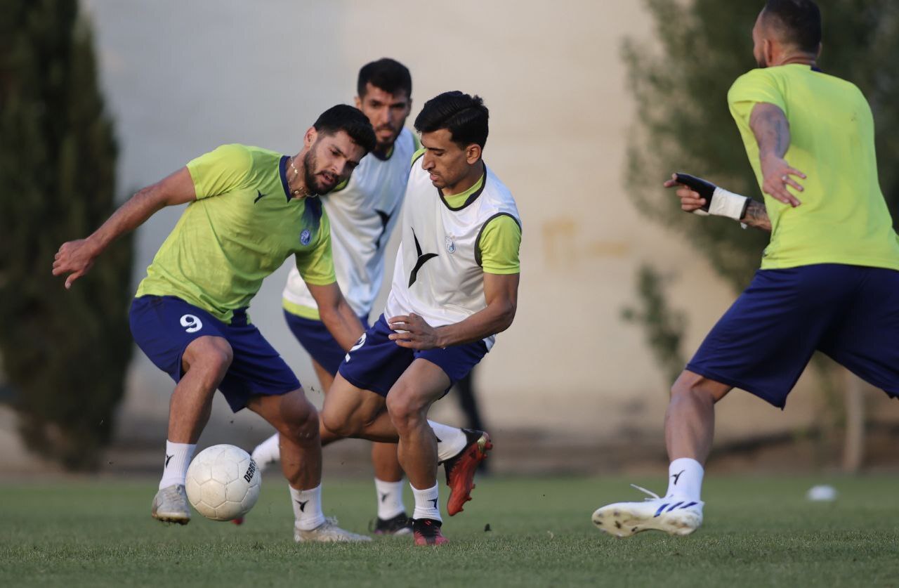 گزارش تمرین استقلال| از اعتراض هواداران به مجری تلویزیون تا دروازه‌بانی غلامپور+فیلم‌ها