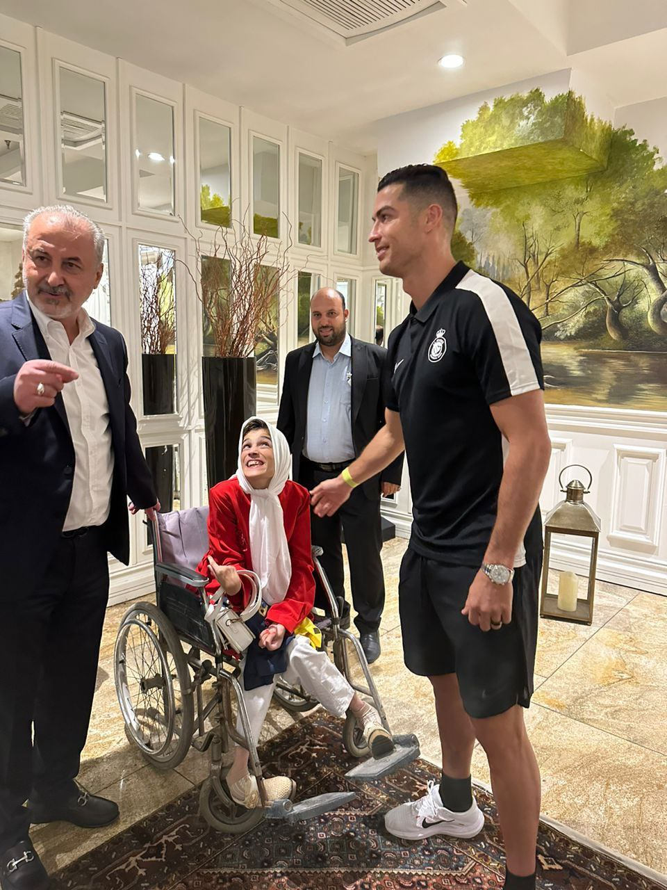 عکس| دختر هنرمند ایرانی به آرزویش رسید؛ دیدار هوادار پرسپولیس با رونالدو