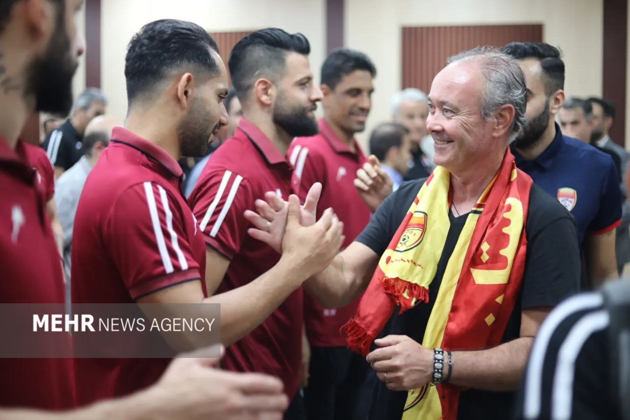 سرمربی جدید فولاد خوزستان به بازیکنان معرفی شد - خبرگزاری مهر | اخبار ایران و جهان