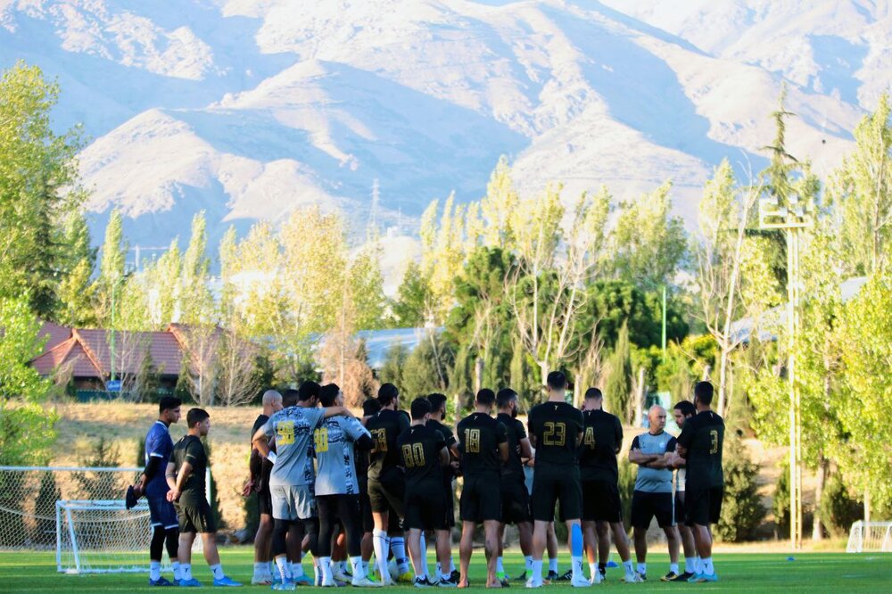 هواداران استقلال پشت در کمپ حجازی ماندند!