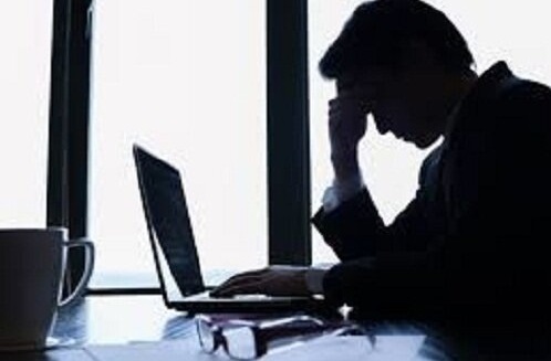 اثرات ساعات کاری طولانی بر سلامت دوران میانسالی