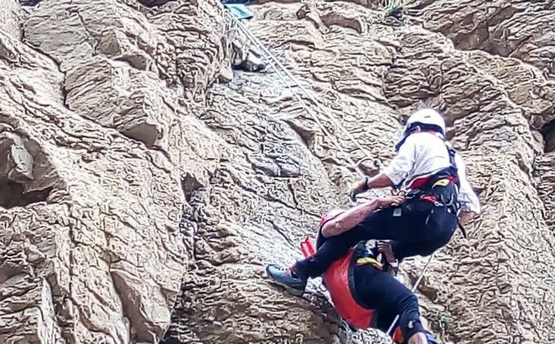 نجات جوان کرمانی از لبه یک پرتگاه در کوه صاحب الزمان - خبرگزاری مهر | اخبار ایران و جهان