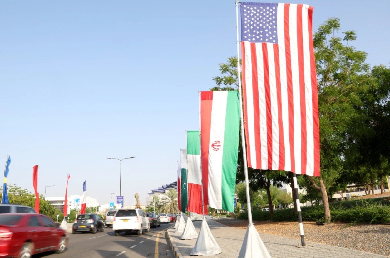 پنجره ها در مسقط همچنان باز است